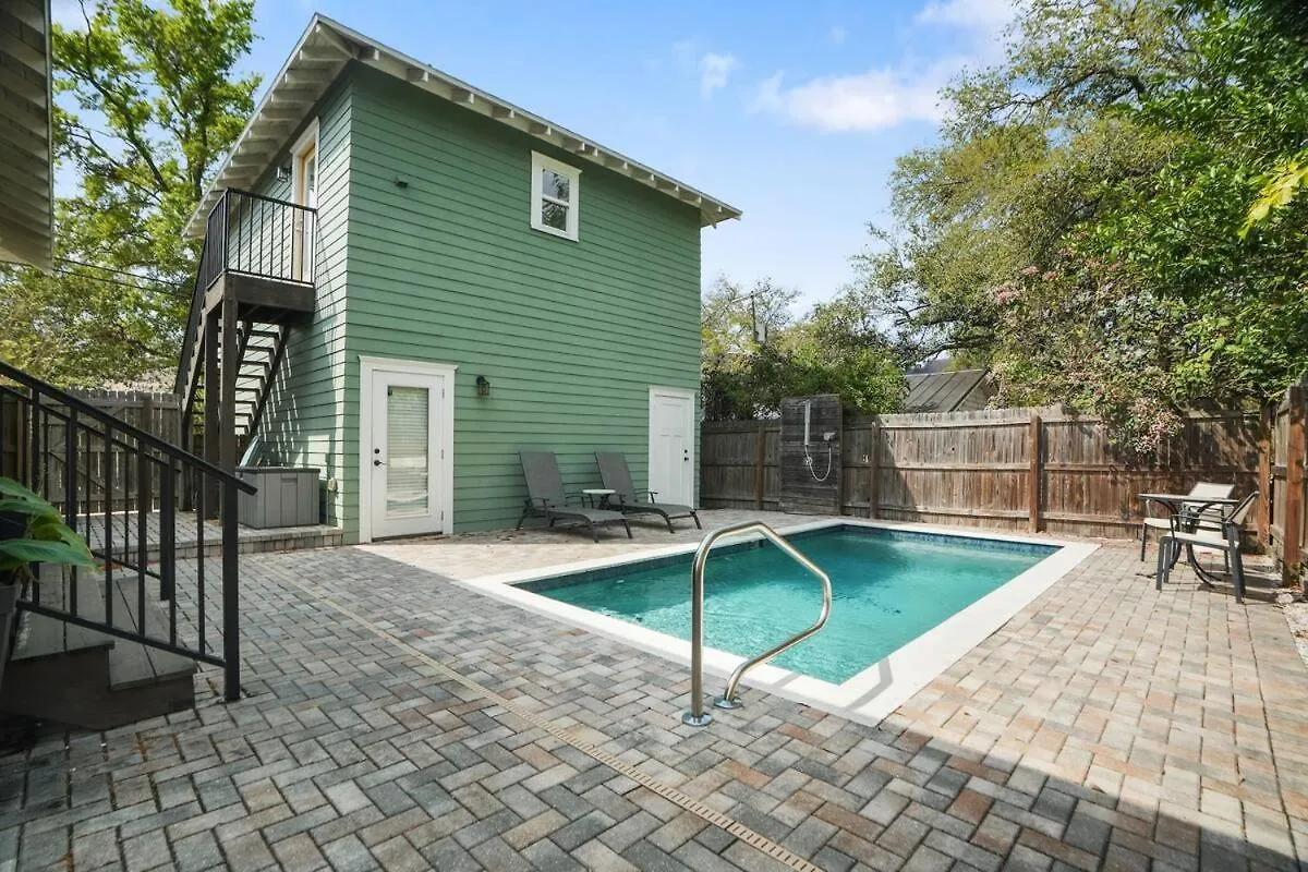 בית נופש הוילה טאמפה Modern Poolside Retreat & Cozy Escape ארצות הברית