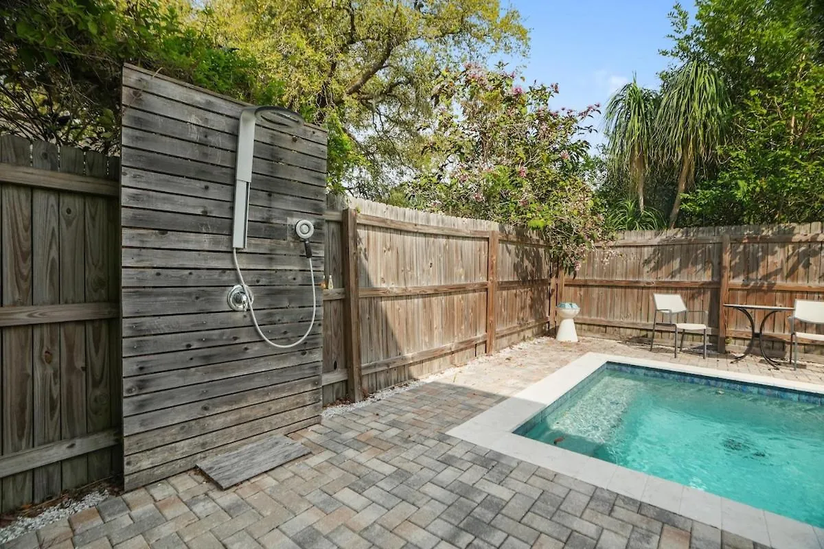 הוילה טאמפה Modern Poolside Retreat & Cozy Escape ארצות הברית